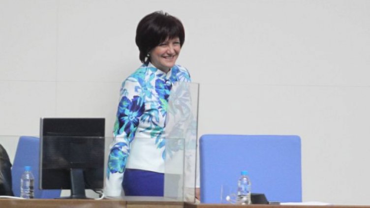 Поискаха оставката и на Караянчева