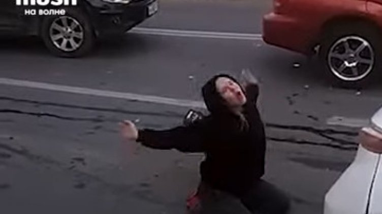 Пияна студентка потроши 7 автомобила и изпадна в транс на пътя ВИДЕО