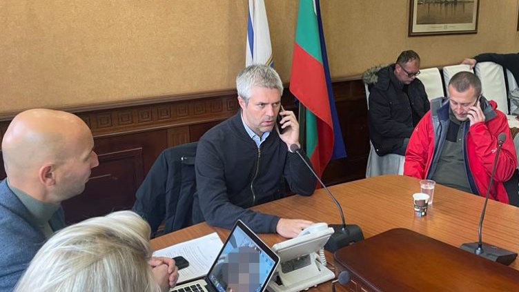 Кметът на Варна казва днес след 18 ч. за присъствения ден в училищата утре  