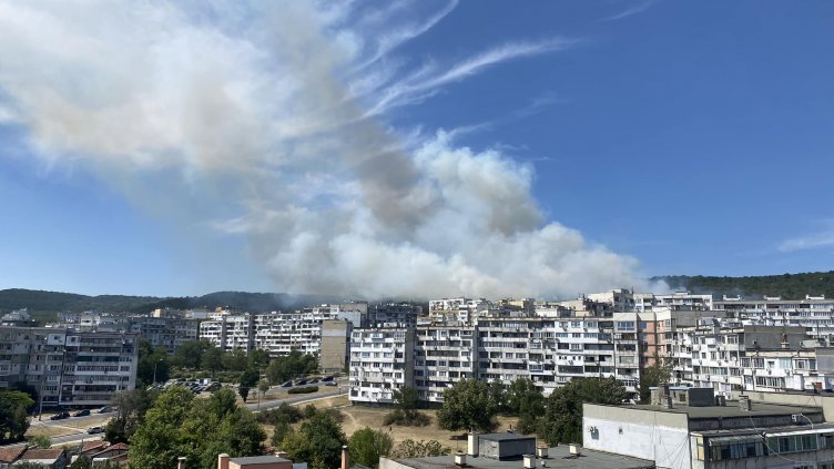 Няма край! Пожар гори и във "Владиславово"