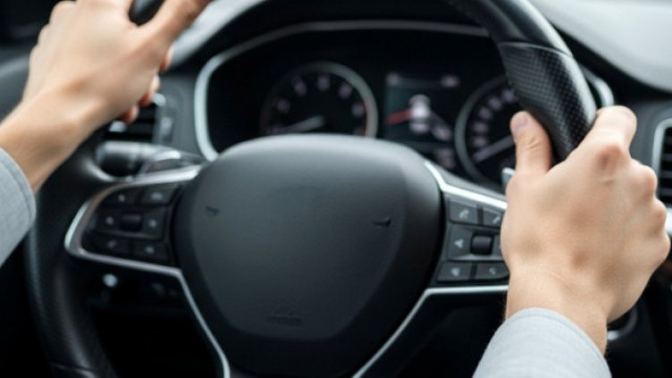 Правилният захват на автомобилния волан не е въпрос на навик, а на безопасност