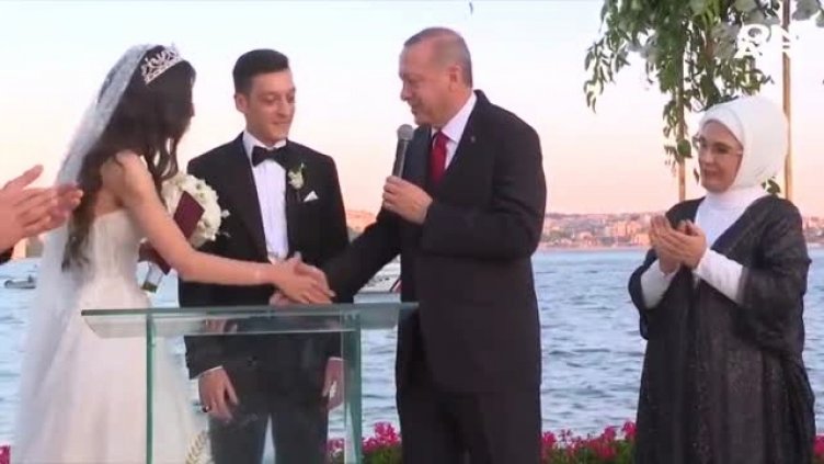 Реджеп Ердоган стана кум на германския футболист Месут Йозил