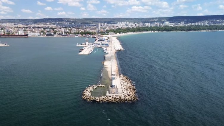 Вижте как изглежда ремонтираната част от вълнолома във Варна (ВИДЕО)