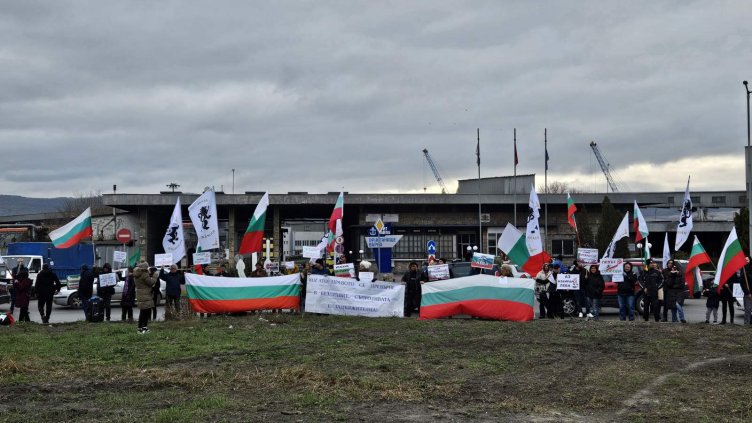 Представители на ПП "Възраждане" блокираха пристанище Варна - Запад 