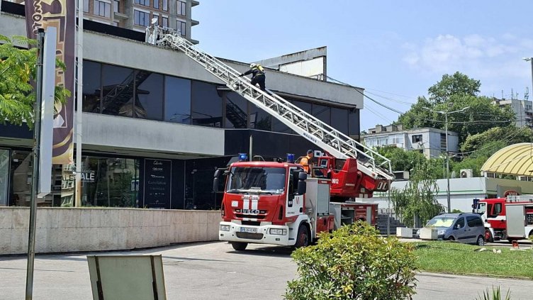Нощен клуб пламна в Пловдив, евакуираха хора от магазини и казино