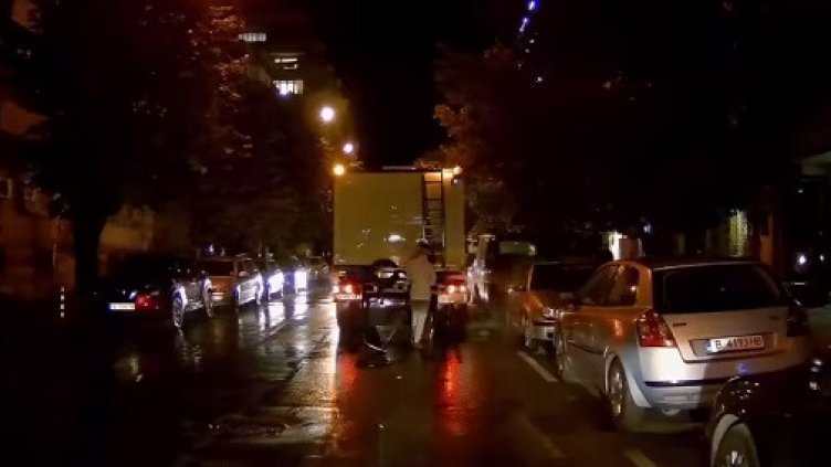 Варненски (безплатни) чистници! Цистерна мие улици, къпе коли ВИДЕО