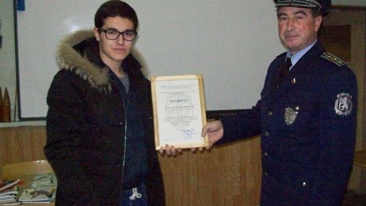 Ученик помогна на полицията да залови мъж