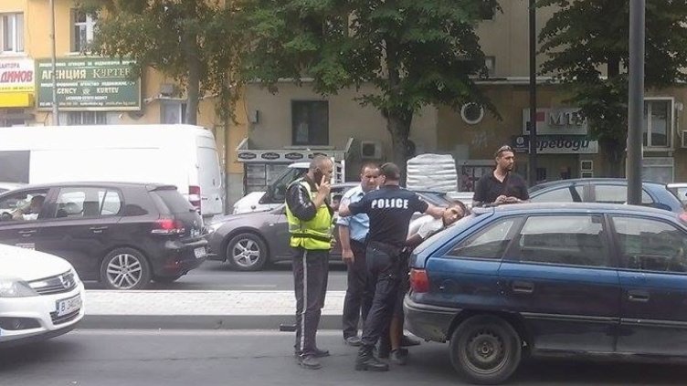 "Опел Астра" се блъсна последователно в два автобуса (ВИДЕО)
