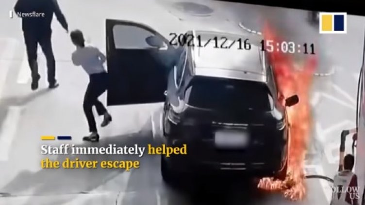 Порше лумна на бензиностанция. Спасиха жена от горящата кола ВИДЕО