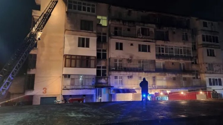 Комин подпали покрив на жилищна сграда