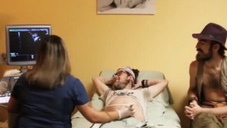 Мъж роди момче на своя приятел