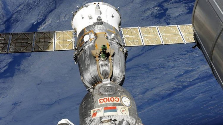 Космонавти от МКС намериха дупката в обшивката на битовия отсек на „Союз МС-09“