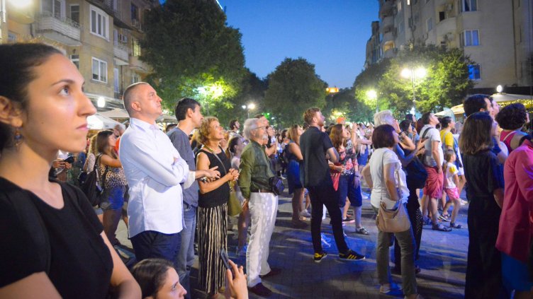 Въздушно акробатично шоу изуми жителите и гостите на Варна (СНИМКИ)