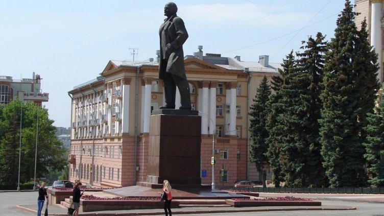 Статуя на Ленин цери безплодие и нищета
