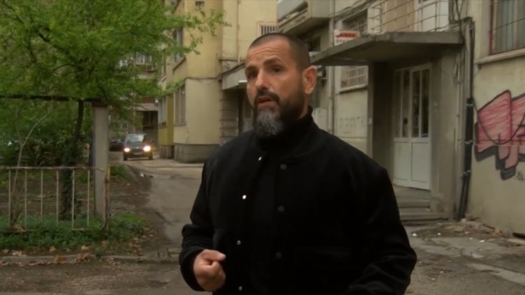 Бивш полицай извади пистолет срещу баща до занималня (ВИДЕО)