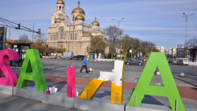 Ураганният вятър натроши надписа "Варна 2017" (СНИМКИ)