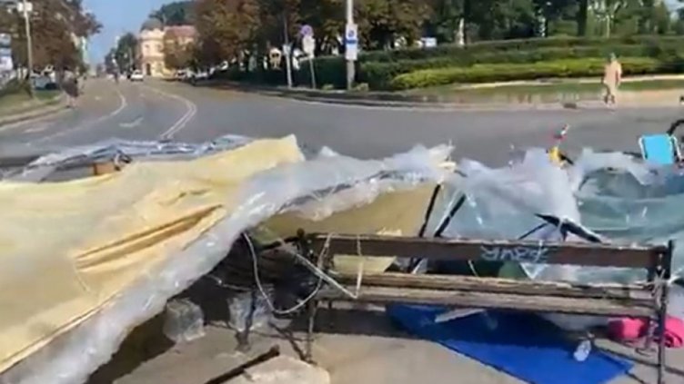 Атакуваха палатковия лагер пред СУ