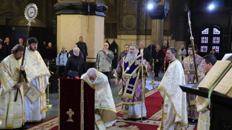 Архиерейска света Литургия на Неделя Кръстопоклонна във Варна