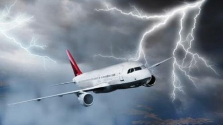 Румънски самолет бе ударен от мълния на път за Кишинев