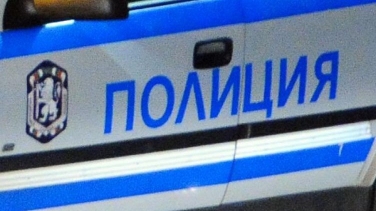 Ремарке на автовоз се откачи, удари 2 коли, жена е затисната