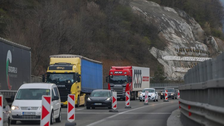 Натоварено е движението по основни пътища у нас
