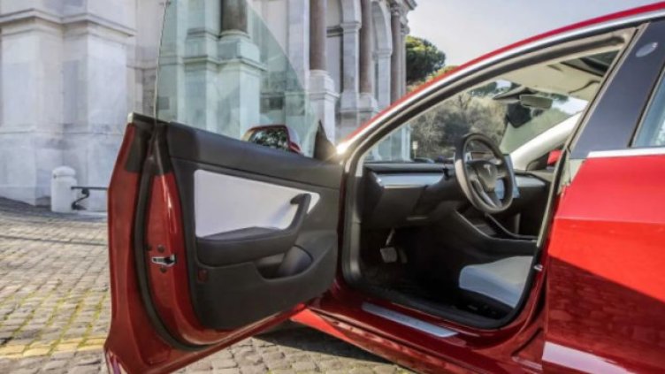 Хакер светва автоджамбазите: Как се краде скъпа Tesla през Bluetooth?