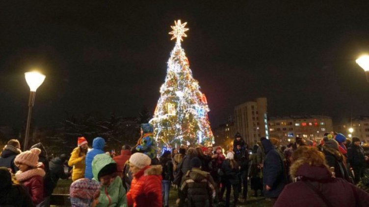 Грейнаха светлините на коледните елхи в София и Пловдив