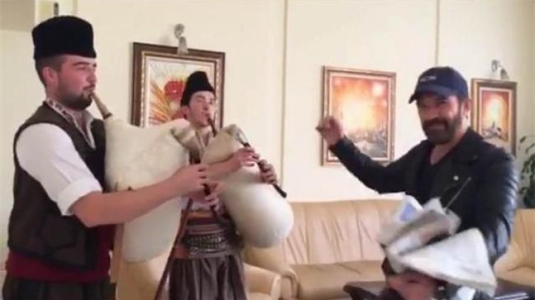 Посрещнаха Антонио Бандерас с каба гайди