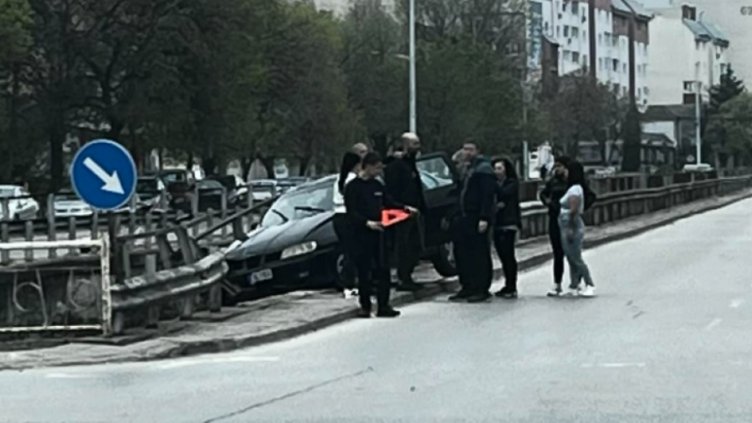 На косъм от трагедия: Жена едва не падна с колата си в река (СНИМКА)