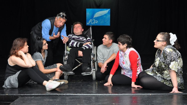 Свилен Стоянов разкрива тайните на актьорското майсторство пред талантите от трупата. Снимка Пламен Гутинов