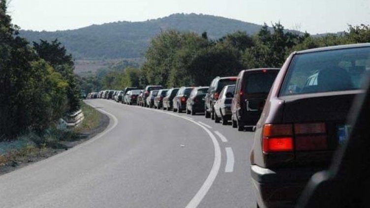 Километрична опашка от коли на границата с Турция