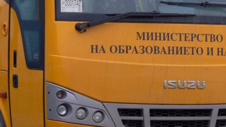 Тийнейджър изпадна от автобус по време на движение