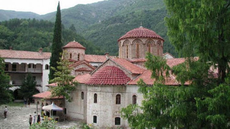 Бачковският манастир продава картофи, за да реставрира църква