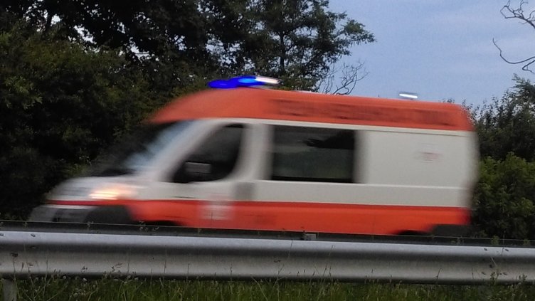 Откараха с линейка мъж след катастрофа между джип и лека кола