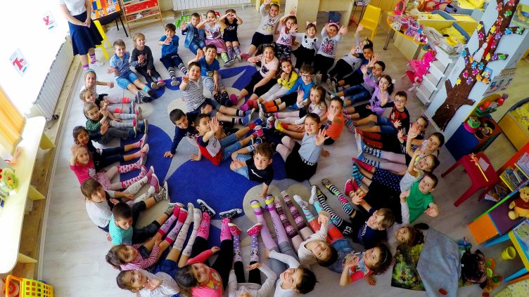 Във варненската детска градина „Маргаритка“  обуха шарени чорапи в подкрепа на хората със Синдром на Даун (СНИМКИ)