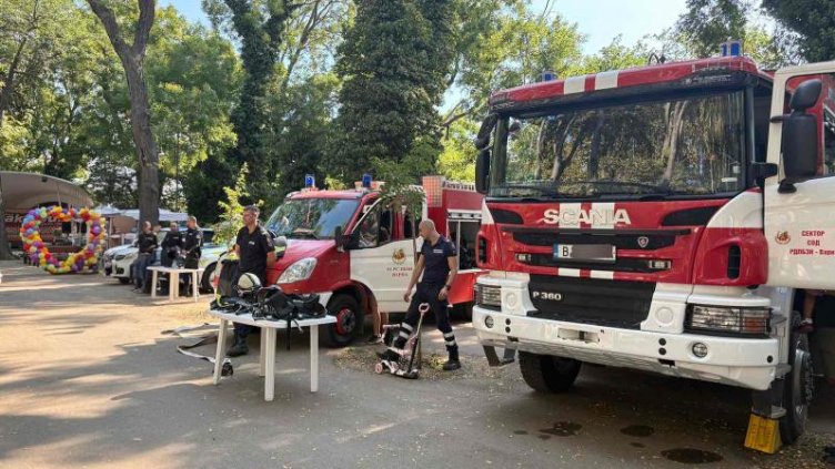 Варненски огнеборци и полицаи подкрепиха фестивал с благотворителна кауза