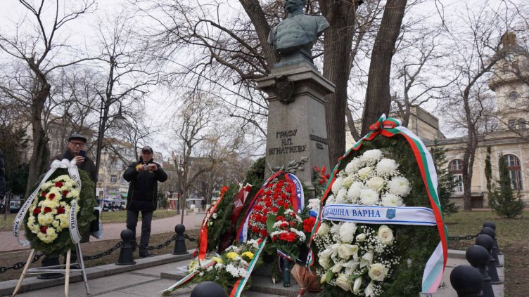 Положиха цветя пред паметниците на граф Игнатиев и Александър Рачински