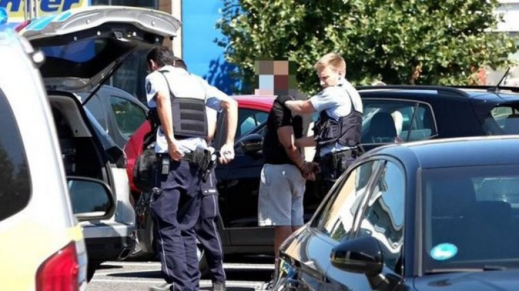 Пияндурник се заклещи при кражба на катализатор. Крикът на колата... изпуснал