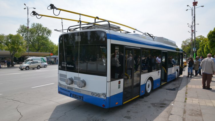 Хулиган буйства в градски тролейбус във Варна