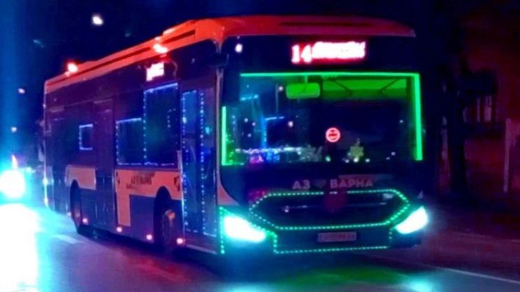 Коледен автобус радва жителите на Варна 