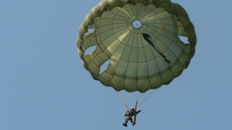 Прокуратурата разпитва военни за парашутите