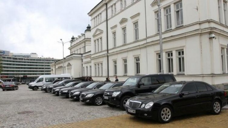 Колите на депутатите гълтат 250 000 л бензин годишно