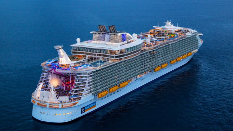 Най-големият круизен кораб в света пламна от COVID-19