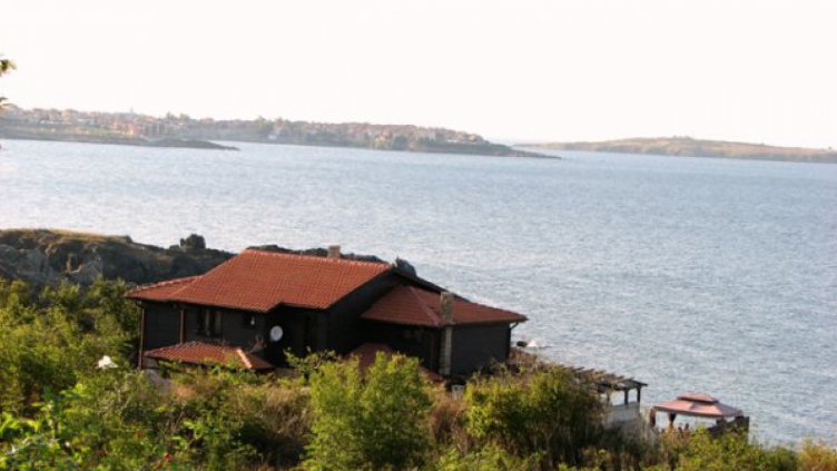 Българи и руснаци на морето, купуват имоти