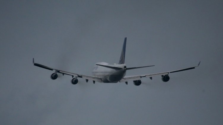 Заради буря самолет кацна във Варна вместо в София