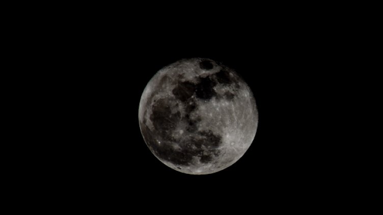 „Есетрова луна“ огрява небето над Варна