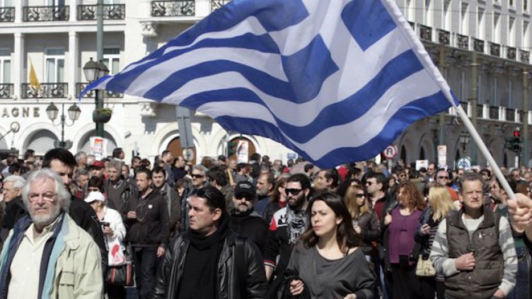 Потреблението в Гърция се свива рекордно