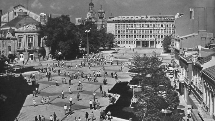 В сградата в дъното на снимката сега се помещават окръжният и апелативният съд, а в годините на народната власт там бяха канцелариите на градския съвет на БКП.