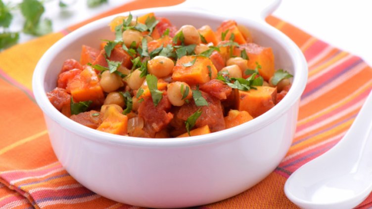 Яхния от картофи с нахут