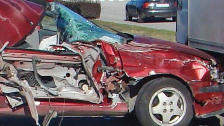 "Мерцедес" се вряза в спирка и билборд, двама загинаха